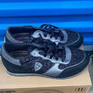 Skechers NWB Women 8.5 Leather Black and Gray Athletic Shoes air cool mem foam